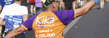 Deelnemer rennend in KiKa shirt die 100.000 euro  heeft opgehaald, staat op zijn t-shirt