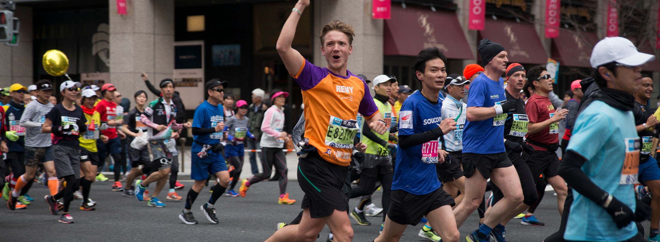 hardlopers in een bijzonere Aziatische stad voor KiKa Marathon
