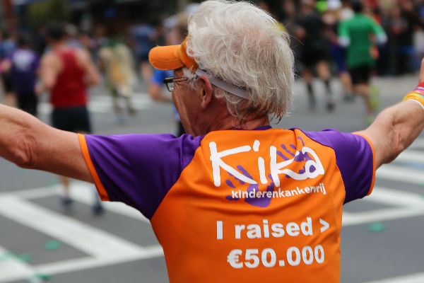 afbeelding van de rug van een deelnemer met daarop 'I raised > € 50.000.